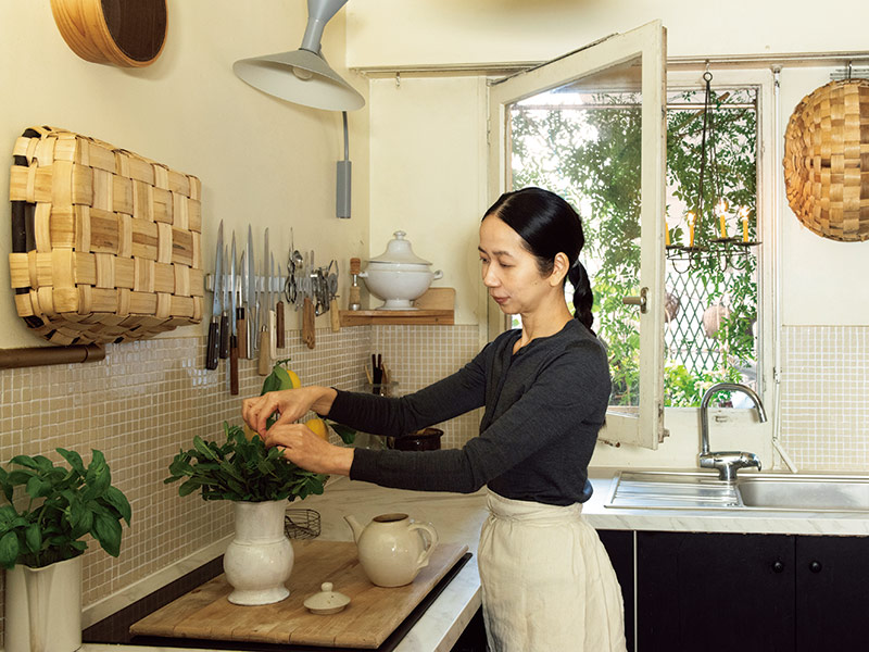 料理研究家・松長絵菜さんの「パリの小さな台所」を拝見。4畳の台所は手塩にかけた小さな王国DIYで使いやすくアップデート