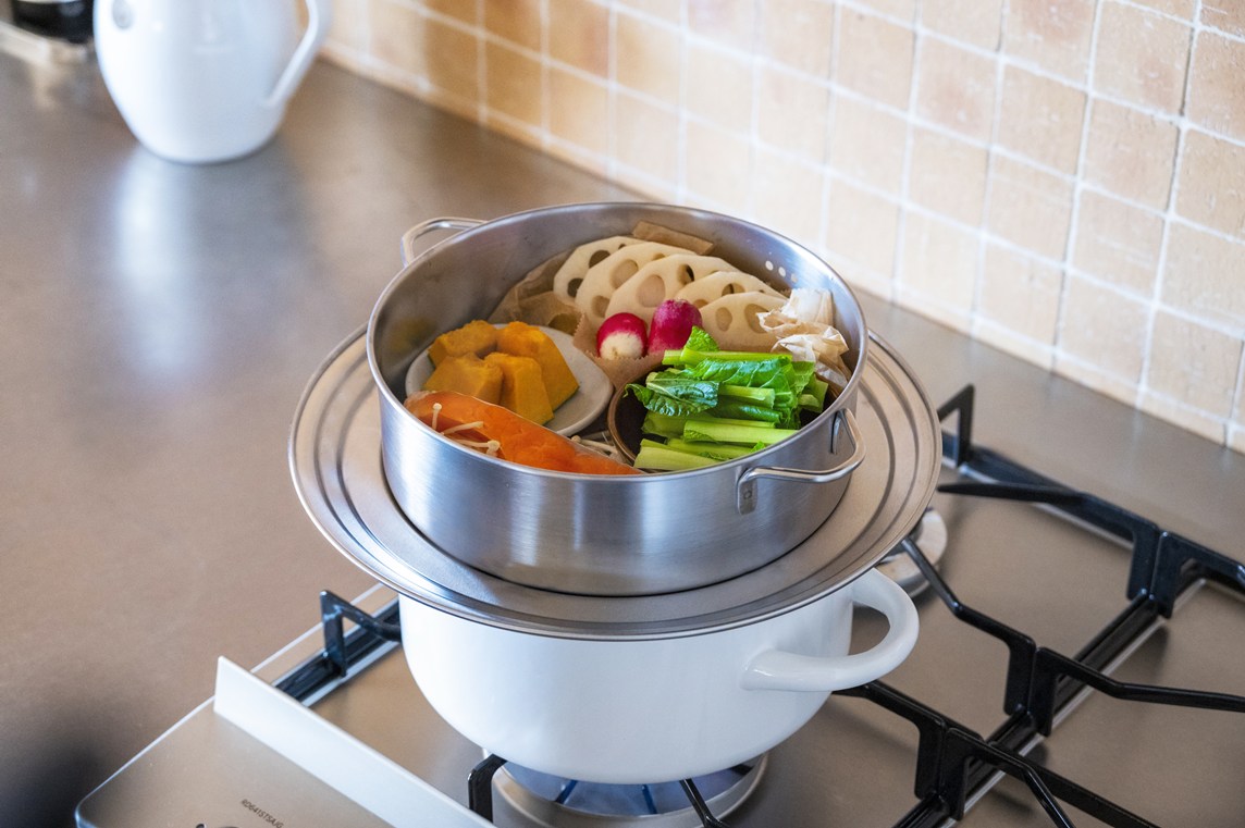 画像: 蒸しに使った水には食材のうま味が凝縮。そのままスープやお味噌汁に活用できる