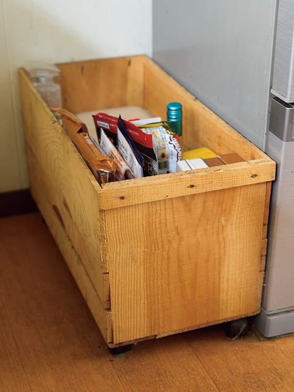 画像: 1．家族がよく使うものは冷蔵庫横に