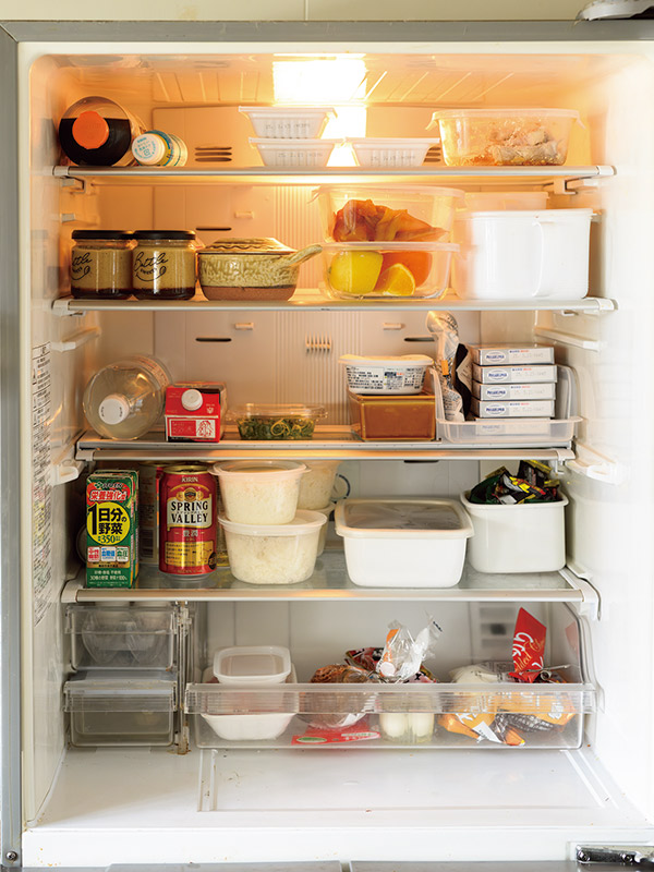 画像: 「料理をするのは私か長男なのですが、使おうと思っていた食材を長男に使われることが続いたので『あなたの冷蔵庫は上1段目ね』と分けました（笑）。自分用の麺つゆとか、昼食の食材を買いおきしているみたいです」