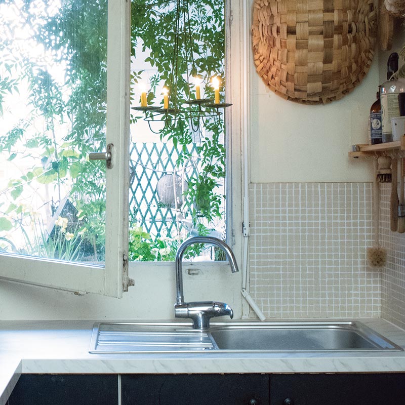 画像: 光が入り植物が見えるシンクは台所の一等地