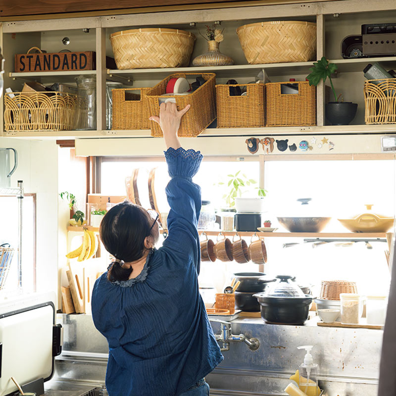 台所の小さな「困った」を解決する6つの収納アイデア。ごみコーナーはラックに設置、戸棚の扉は外してかご収納でワンアクション／書店員・森田めぐみさん