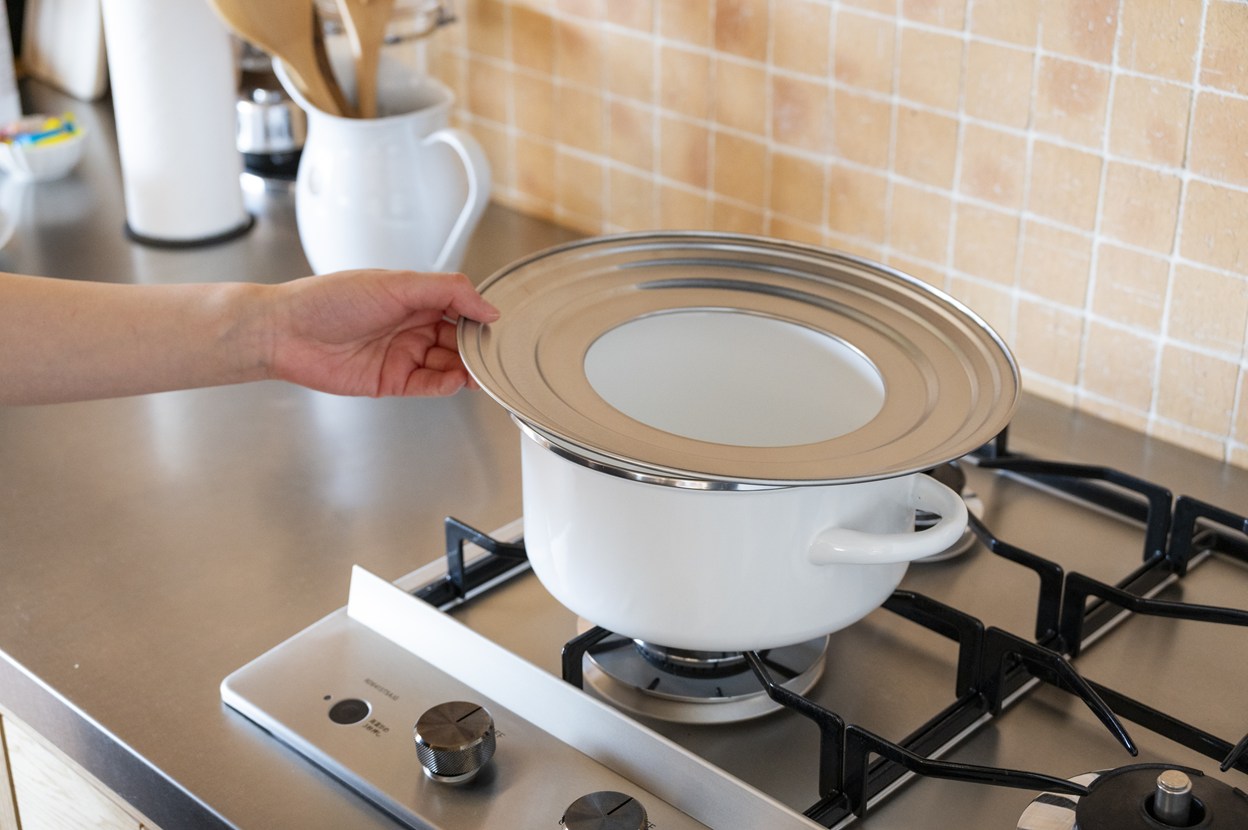 画像: 使う際は、水を入れた鍋に仕切り板をのせ、その上にせいろをセットする