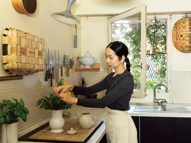 画像: ハーブはピッチャーに挿して台所に飾りながら使う。「寒い季節はベランダで育てているハーブ以外にマルシェでも大きな束を買って、たっぷり使っています」