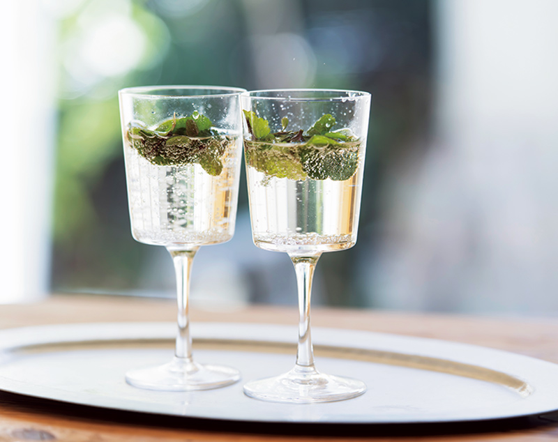 画像: シードルに、庭で摘んだミントとレモンバームを添えて。いつでも手軽にできるフレーバードリンクでお客さまにも好評