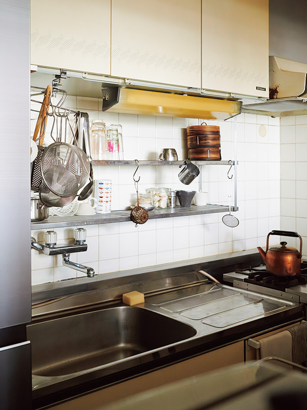 画像: 水切り棚に置くのはよく使う道具や調味料