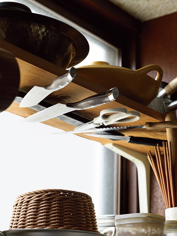 画像: 3．包丁ホルダーは棚板に付ける