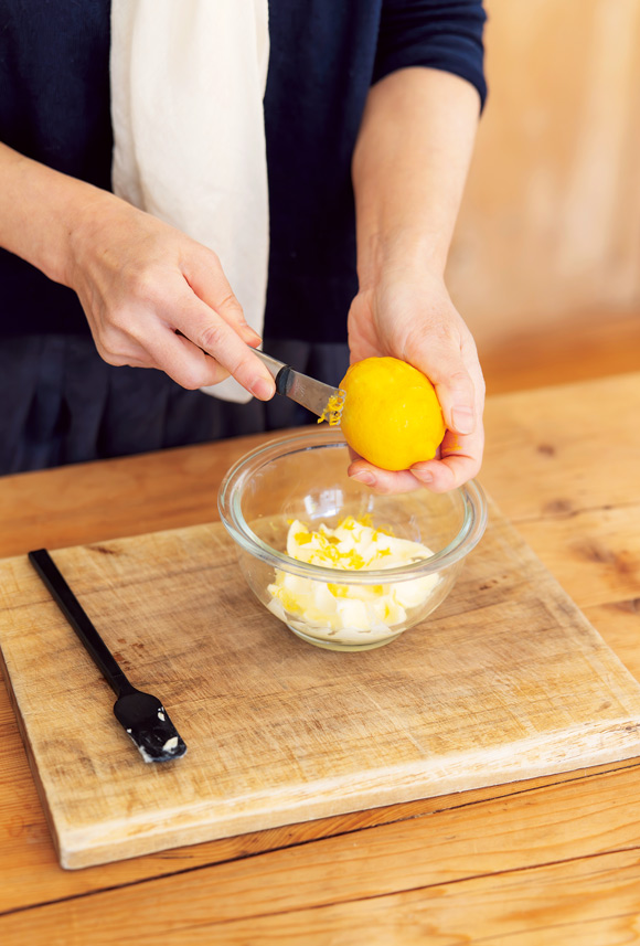 画像: レモンは皮に香りあり。バターを常温でやわらかくのばし、レモンの皮を削り入れ、よく混ぜればレモンバターのでき上がり