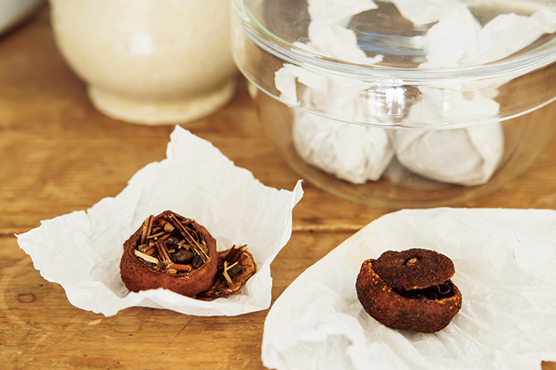 画像: 実をくりぬき、野草茶などを詰めて蒸し、1カ月干したゆず釜茶