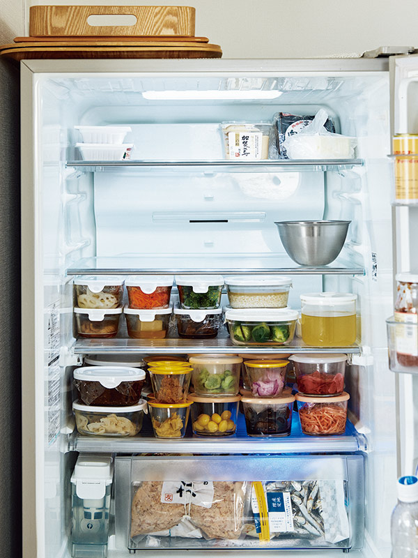 画像: 冷蔵庫内の上1段目は発酵食品で、味噌などの日持ちするものは奥へ、納豆などすぐ食べるものは手前へ置くことに。2段目はすぐ使う肉や魚を置くためにあけている。3～4段目はガラスの保存容器が2個重ねられる高さに調整