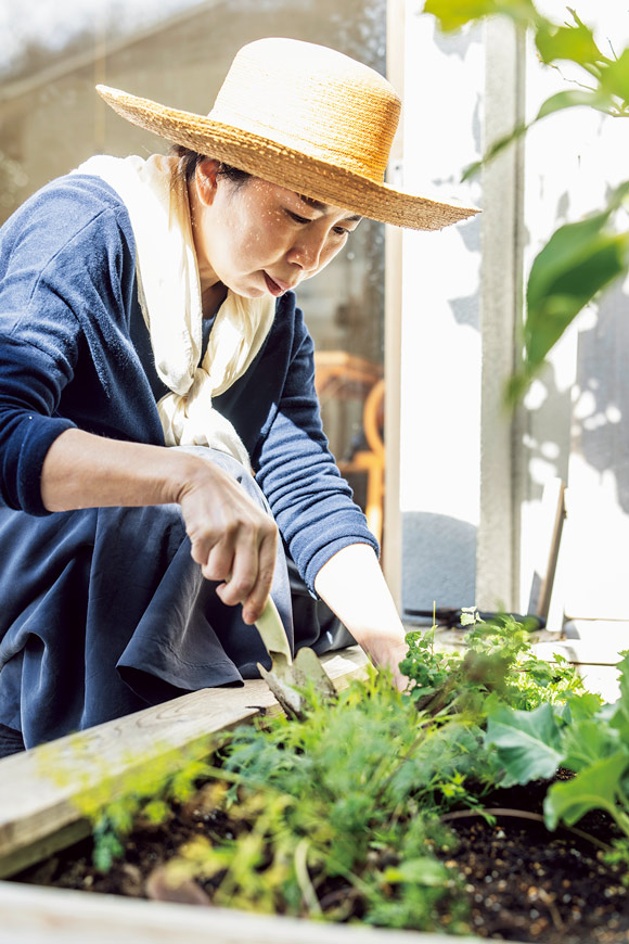 画像: 野菜は苗を植えたり、種から育てたり。種をまく際は紙製の卵パックを利用。「仕切りの具合やサイズ感、水はけがいいので、プラスチック製の種まきポットより使い勝手がいいですよ」
