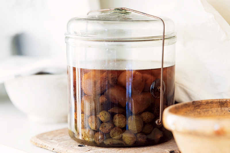 画像: 梅の季節にたっぷりつくる梅シロップ。お隣さんに分けていただく小梅も一緒に、ふだん料理に使うきび砂糖でつけ込む