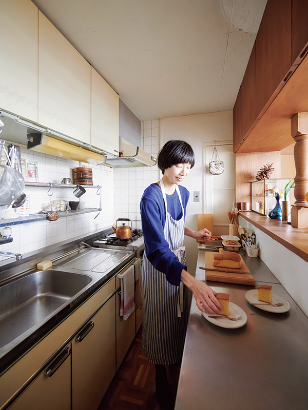 画像: コンパクトながら整った約2畳ほどの台所。「大物はなるべく置かずに、表に出すものは最小限にしています」