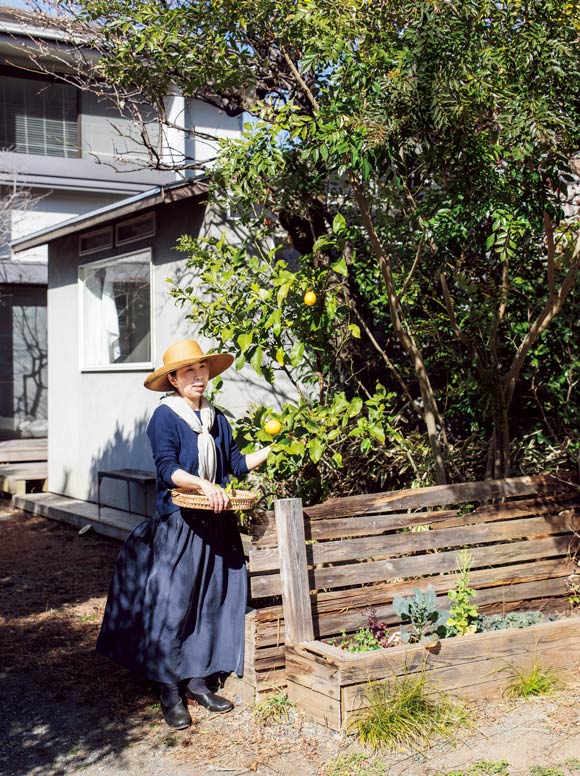 画像: 神奈川県逗子市で、5軒目にして出合ったという理想の庭。大工仕事が得意な夫とともに、「食べられる庭」づくりを続行