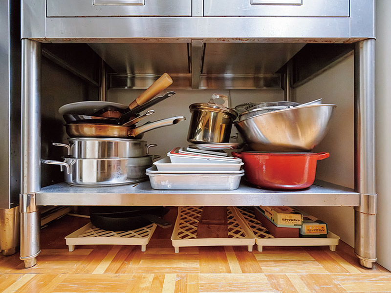 画像: 作業台下の収納の工夫