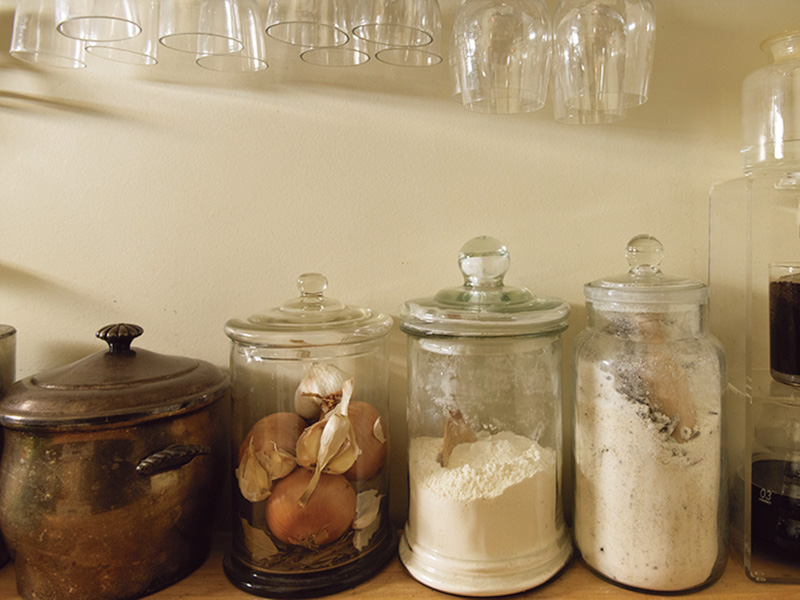 画像: 常温保存の食材はびんに入れて