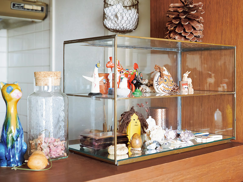 画像: ショーケースのなかには、お気に入りの雑貨や思い出の品、娘の橙ちゃんの手づくり作品を並べて
