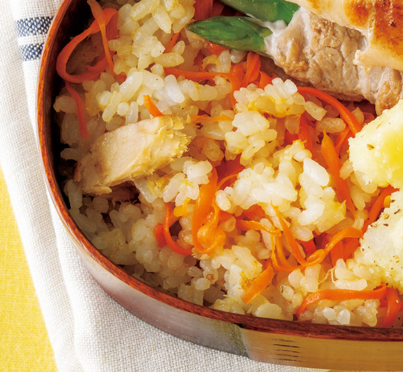 画像: 塩もみにんじんとツナのサラダを使って にんじんとツナの焼きめし