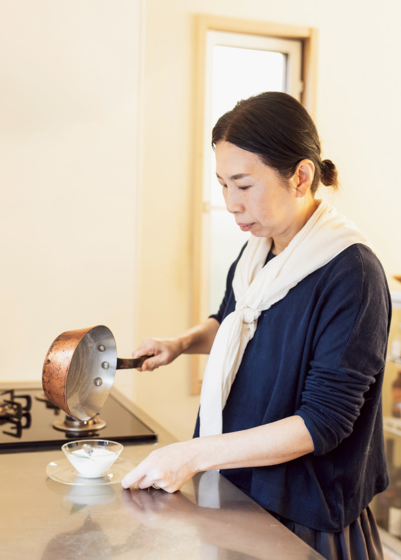 画像: ミルクとの相性がよく、ローリエを1枚浮かべた牛乳を温めるだけでほっとする香りが漂う