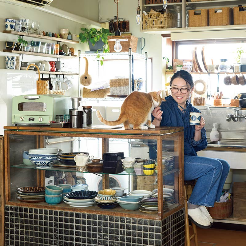 画像: 食器棚として使っている古道具は、たばこ店のショーケース。器は気に入って買ったものだから、しまいっぱなしにせず「すべて使いたい」という