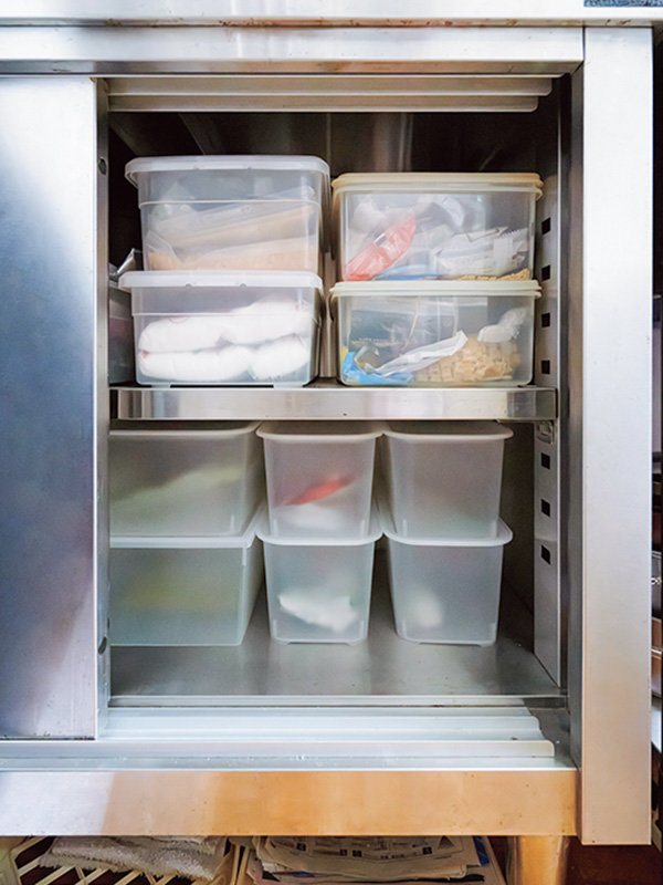 画像: 雪崩や散らばり防止に大きめ保存容器を活用