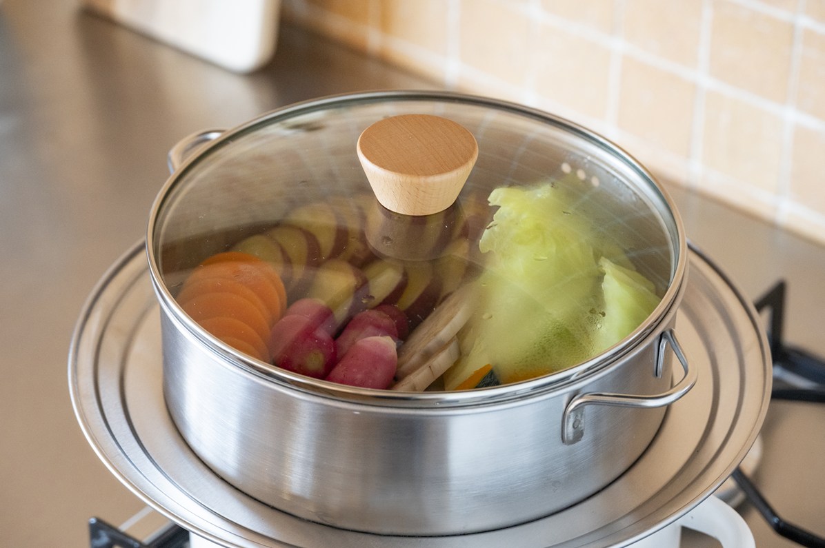 画像: ガラス蓋だから、フタを開けないでも中の様子が確認できて、蒸しすぎを防げる