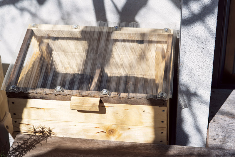 画像: 以前使っていた木製のコンポスト「キエーロ」を、同じ原理で自作したのがこちら。黒土の中の無数のバクテリアが生ごみを分解してくれる