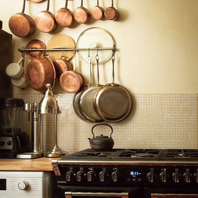 4畳の小さな台所で楽しむ「シンク」と「コンロ」の収納アイデア。DIYで壁や棚を付け加えながら使いやすく整えて／料理研究家・松長絵菜さん