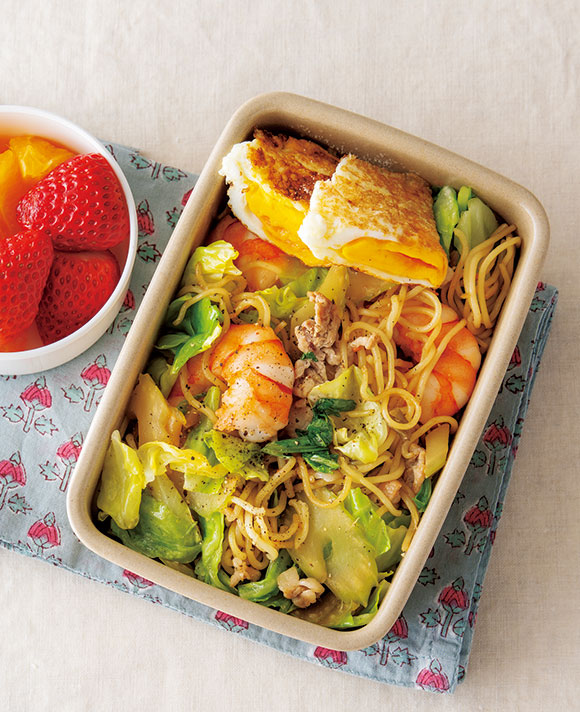 画像: 「キャベツのレンジ蒸し」と「豚とセロリのザーサイ炒め」と「えびのオイル蒸し」を使って オイスターソース焼きそば＋半月卵