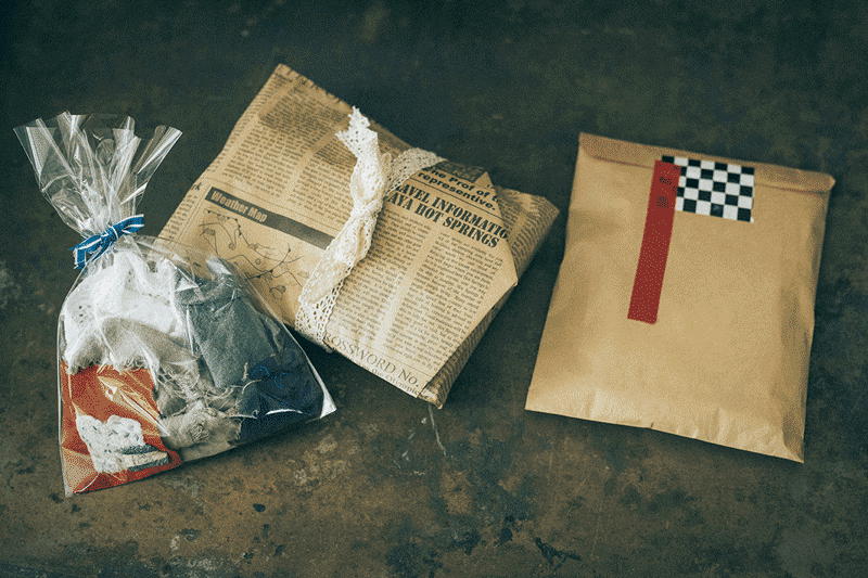 画像: 本や布、お菓子を包む