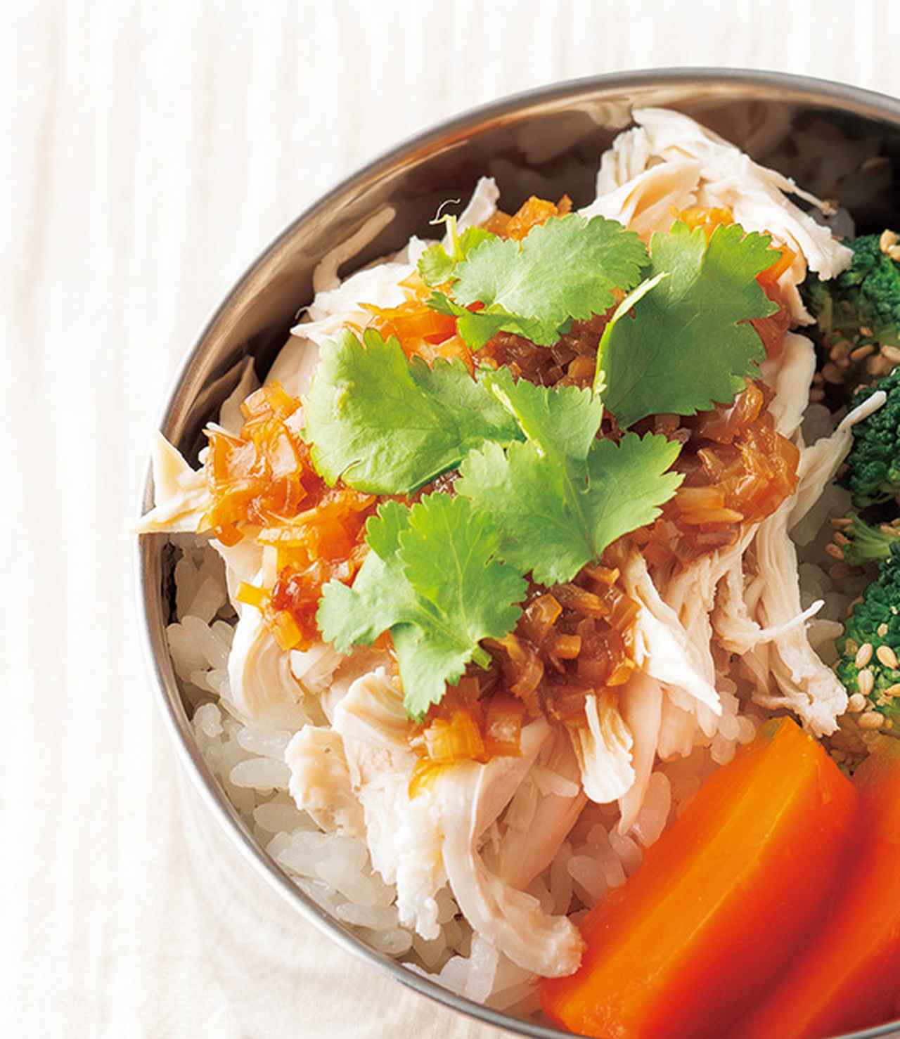 画像: ゆでささ身とねぎだれを使って ジーロー飯