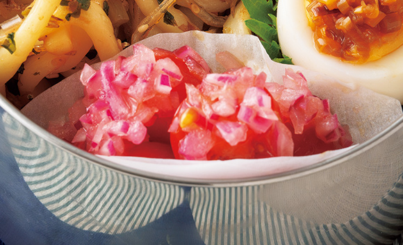 画像: かぶと赤玉ねぎのピクルスの赤玉ねぎを使って トマトと赤玉ねぎのピクルスサラダ