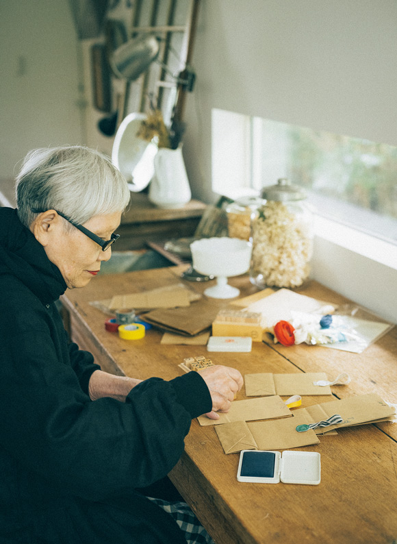 画像: 手渡す相手のことを考えながら手を動かしていると、こんなデザインはどうだろうというアイデアが次々に出てきて楽しい。こんなふうに過ごす午後も、大切な遊びの時間