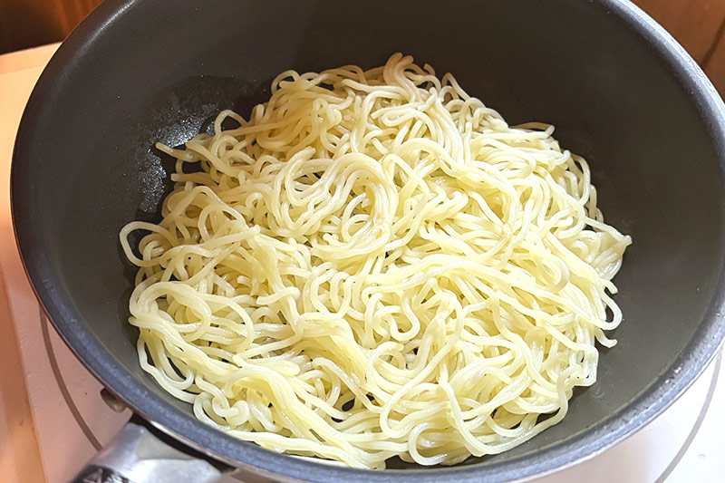 画像1: ひと味違う!中華風「ニラ玉焼きそば」のつくり方。ちょっとだけ焦がした麺でおいしい“もちもちカリカリ”食感に|本多理恵子の「50代からは“手抜き”と“息抜き”」