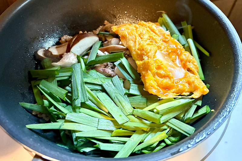 画像: 卵は半熟状態でいったん取り出して、ひき肉を炒めたあとで戻し入れるのがポイント