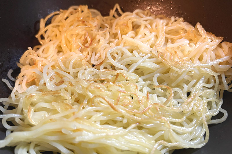 画像2: ひと味違う!中華風「ニラ玉焼きそば」のつくり方。ちょっとだけ焦がした麺でおいしい“もちもちカリカリ”食感に|本多理恵子の「50代からは“手抜き”と“息抜き”」