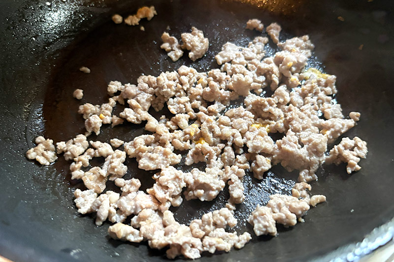 画像3: ひと味違う!中華風「ニラ玉焼きそば」のつくり方。ちょっとだけ焦がした麺でおいしい“もちもちカリカリ”食感に|本多理恵子の「50代からは“手抜き”と“息抜き”」