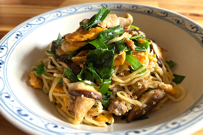 画像: 焼きそば×ニラ玉で中華風の焼きそばに