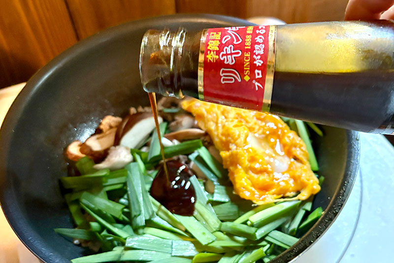 画像4: ひと味違う!中華風「ニラ玉焼きそば」のつくり方。ちょっとだけ焦がした麺でおいしい“もちもちカリカリ”食感に|本多理恵子の「50代からは“手抜き”と“息抜き”」