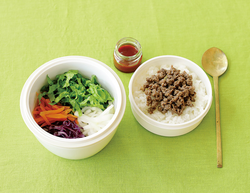 画像: 野菜たっぷり「ビビンパ弁当」のつくり方。冷たいランチジャーなら“葉野菜やナムル”も気軽に持ち歩き！ 夏にもおすすめひんやり弁当／料理家・瀬戸口しおりさん