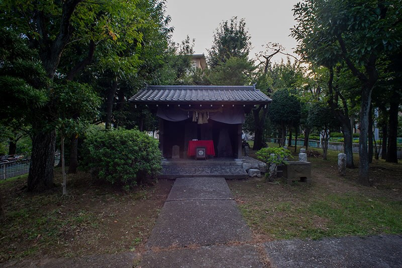 画像: 赤羽台団地の中には神社もありました。いまはヌーヴェル赤羽台11号棟の敷地になっているのですが、新幹線のトンネルの上にある神社として有名な、赤羽八幡神社に移転・合祀されいるそうです