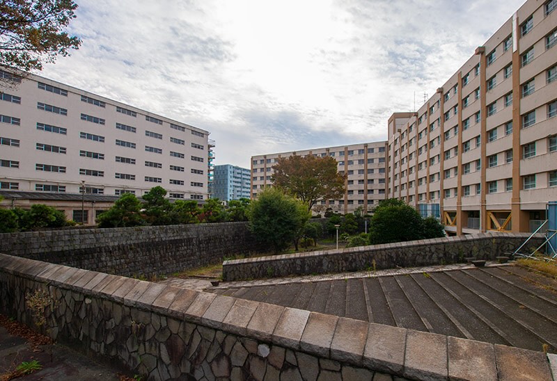 画像: 城壁タイプの中庭の一部は、地下1階レベルまで掘り下げられてるところもありました。景観に変化をつけるためなのでしょうか? 大雨を一時的にためる調整池にも見えなくもないですが、ここは丘の上なので違いますかね? 謎です