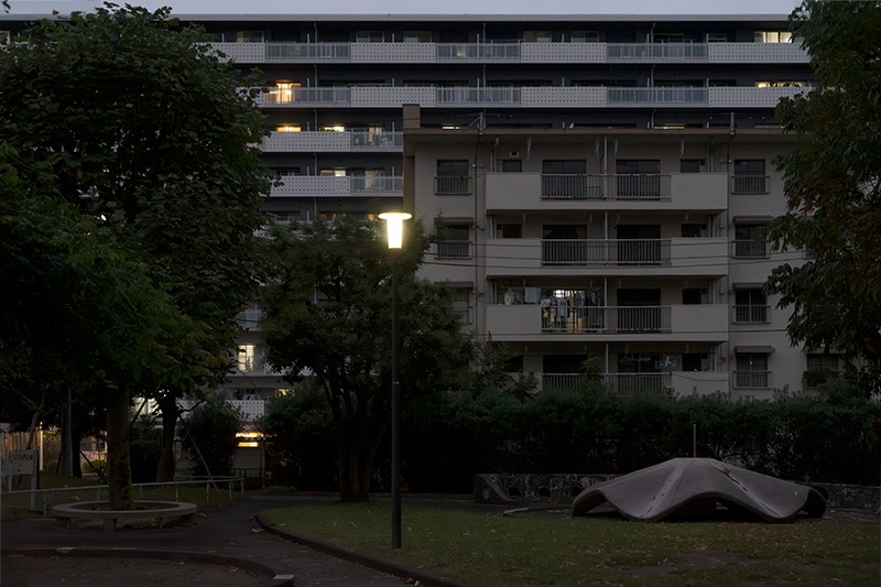 画像: 手前が「URひととまちのミュージアム」の一部として保存されている41号棟。スタンダードな「板状階段室型住宅」です。クラゲのような遊具が置かれた手前の広場は「くらげ公園」と呼ばれていました。残念ながら遊具は残されていません。背後にはすでに竣工して入居が始まっているヌーヴェル赤羽台が写っていますね