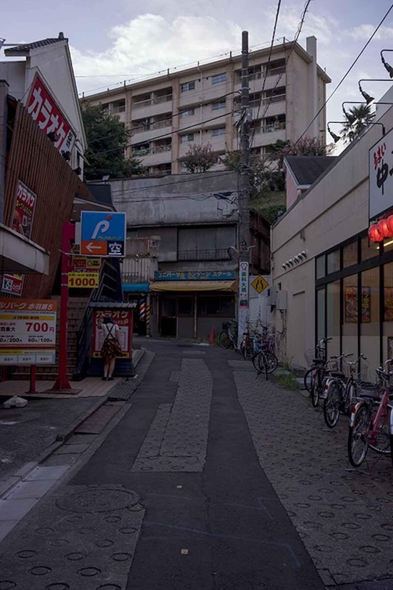 画像: 赤羽台団地に登る別ルートからの写真です。この坂の上の赤羽台団地の土地は売却されたらしく、ヌーヴェル赤羽台団地の敷地ではなくなっています。夕方に撮った写真で、なんだか不気味な雰囲気でスミマセン