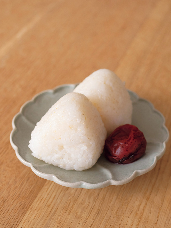 画像: 冷凍して食べるときに温めるだけ おにぎりのつくり方