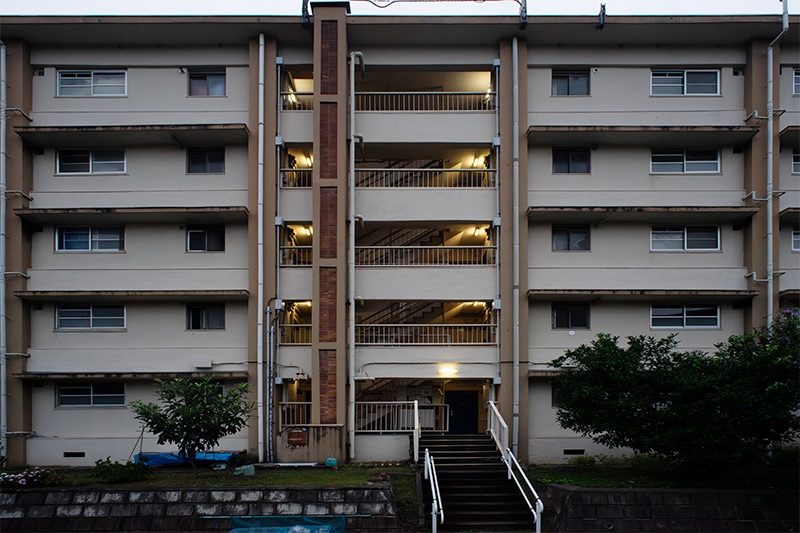 画像: 赤羽台団地の素敵な景色シリーズ。40号棟。建物に対して平行配置の階段がレアなんです