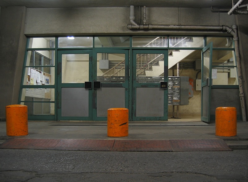 画像: 21号棟の玄関です。こういうタイプの玄関はほかの団地では見たことがないかも。長い建物だったので2、3カ所に設けられていた気がします