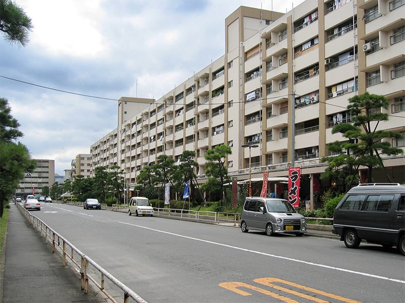 画像: メインストリート側に建つ城壁型の50号棟にはベランダが。こちらは川添が初めて赤羽台団地を訪れた2000年ごろに撮影したもの。1階の商店街が賑わっています