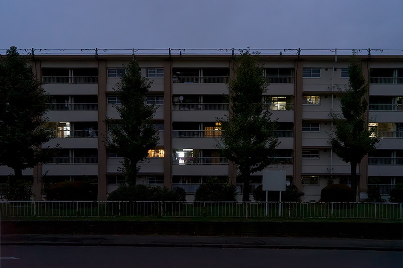 画像: たぶん39号棟。団地の電柱について少し説明しましたが、この建物の屋根の上にあるケーブルが電線で建物それ自体が電柱を兼ねているという構造なのだと思います。現在は電線の地中化が進められていますが、赤羽台団地はそれとは真逆の方向性で電柱をなくしていたんですね。たぶん、川添が最後に撮った赤羽台団地の写真がこれです。撮ったのは2014年10月。初めて訪れた1999年か2000年から、14年にわたってお世話になった赤羽台団地には感謝しかありません（涙）