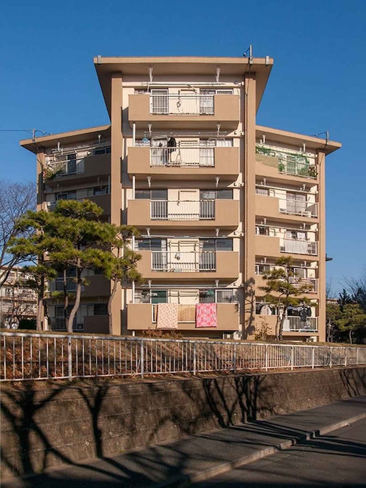 画像: 赤羽台団地といえば、ずらりと並ぶ「スターハウス住棟」ですね。赤羽台駅からの入り口付近に並んだ「スターハウス住棟」の周囲には松の木が植えられ、独特の和風テイストを醸し出していました